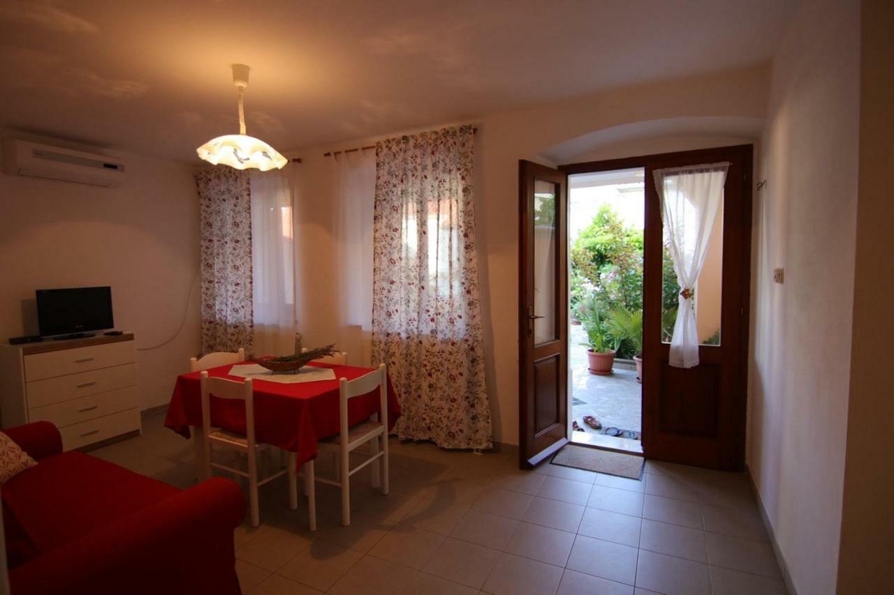 App With A Lovely Patio Mali Lošinj Exterior foto